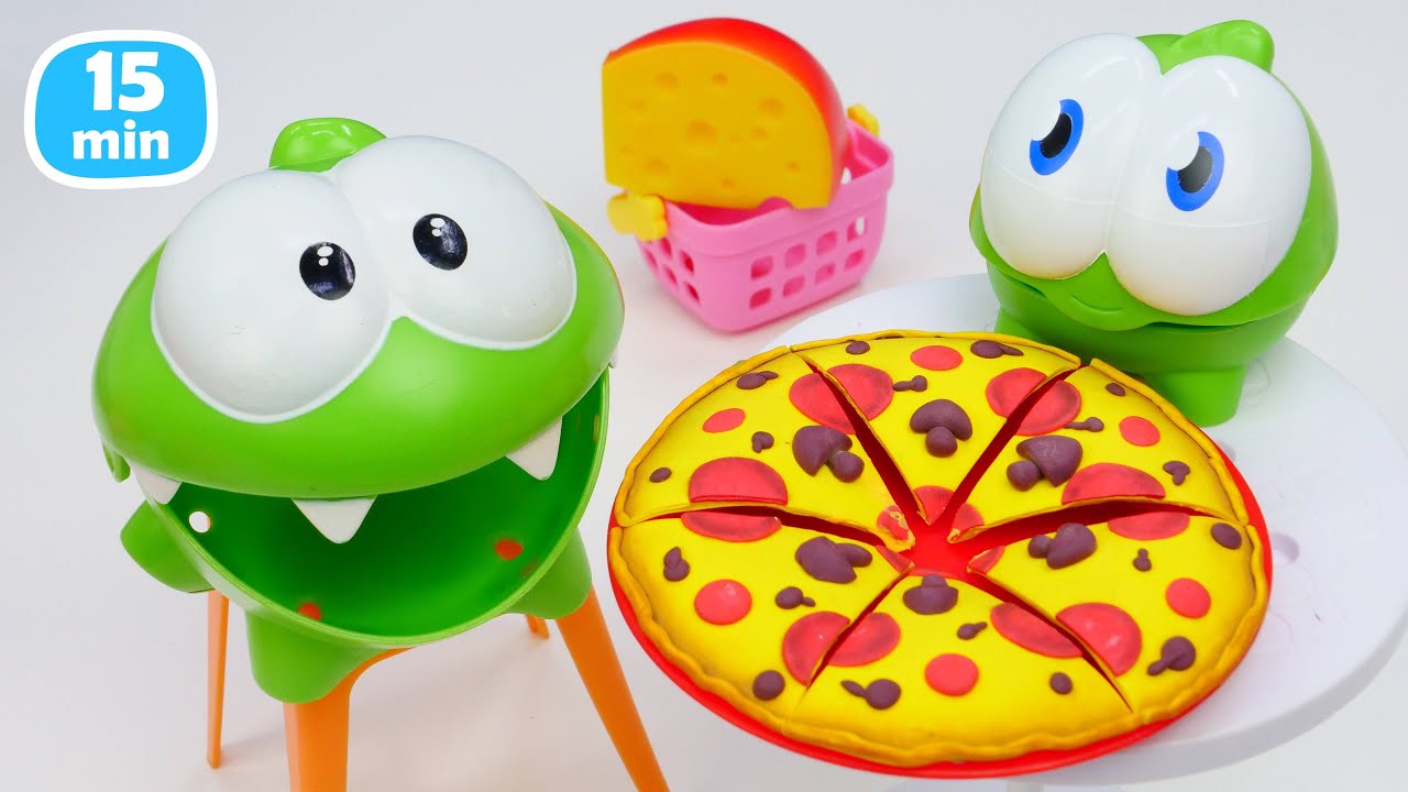 Om Nom prepara comida para sus invitados | Pizza de juguete
