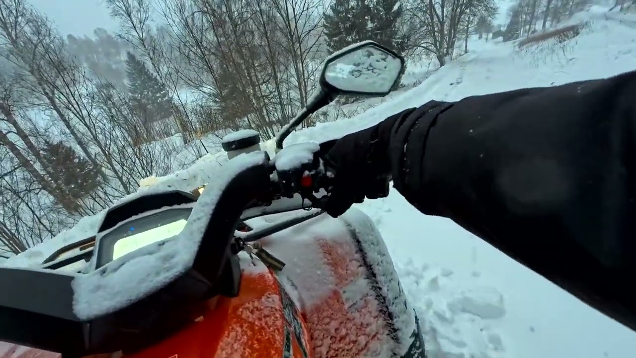 Snöplogning med fyrhjuling  Fotograf Agne Säterberg