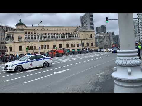Видео: Лексус вылетел на кортеж премьер министра РФ на параде победы, 09.05.2021