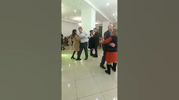 ВЕСІЛЛЯ РОЗПУСТИЛИ КУЧЕРІ ДІВЧАТА МУЗИКАНТИ НА ВЕСІЛЛЯ ТРАДИЦІЇ весілляфранківськ шортс 