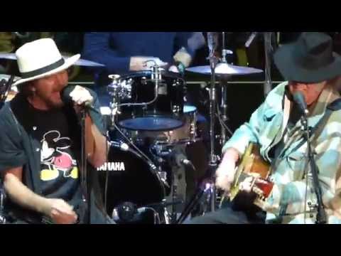 Pearl Jam - Throw Your Hatred Down w/Neil Young - Bridge School (October 26, 2014)