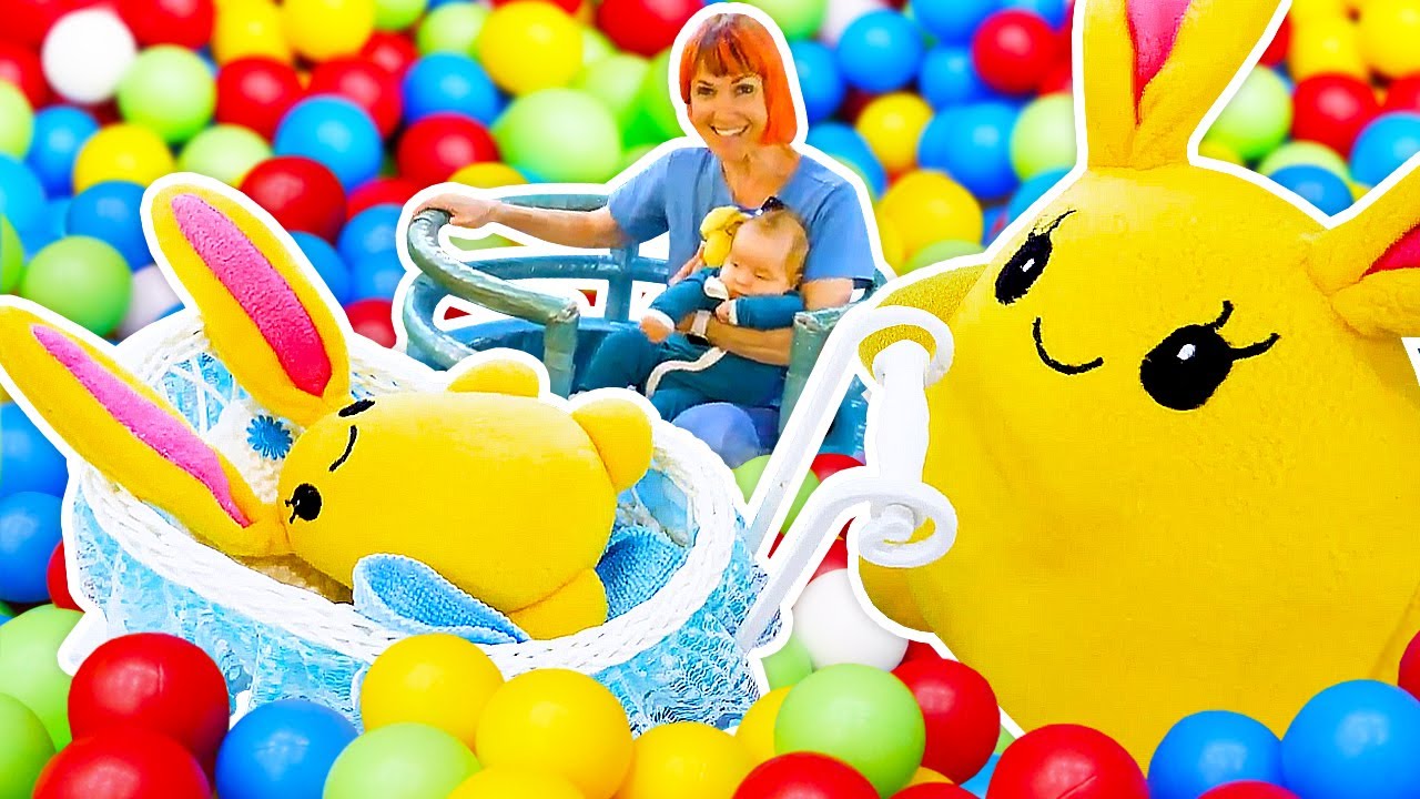 ¡Cuidando al bebé de Mamá de Lucky! Videos de juguetes de peluche