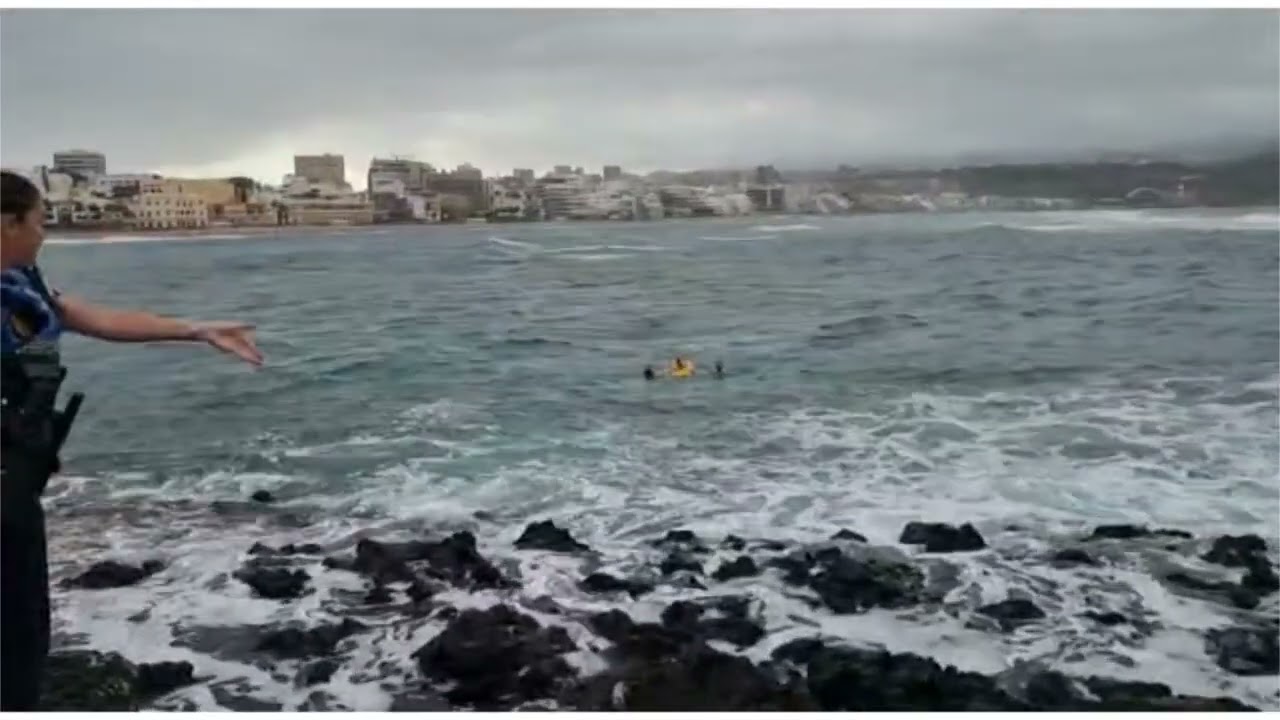 Rescate en la traicionera corriente de La Puntilla ( playa de Las Canteras)