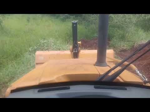 Retroescavadeira Caterpillar 416 em ação.