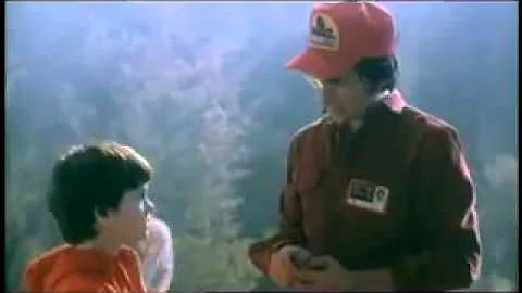 Steven Spielburg talks to Henry Thomas while filmi...