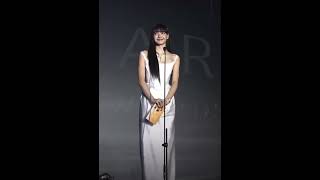 Lisa Blackpnk Handing Over The Award To Bibi At Avrora Awards 2022 (Like The )