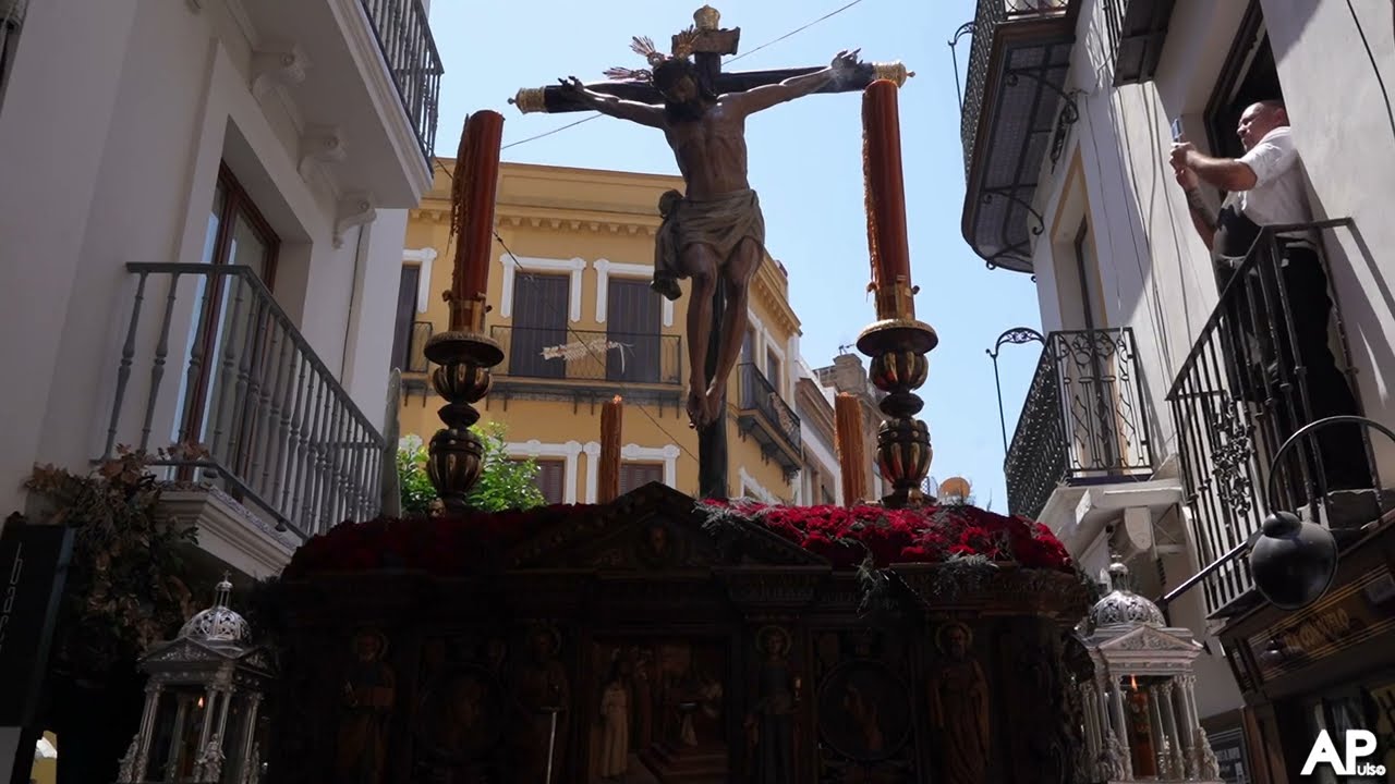 HISTÓRICO: El Cristo de Burgos con la BM  MAESTRO TEJERA en la Cuesta del Bacalao y Francos 2024