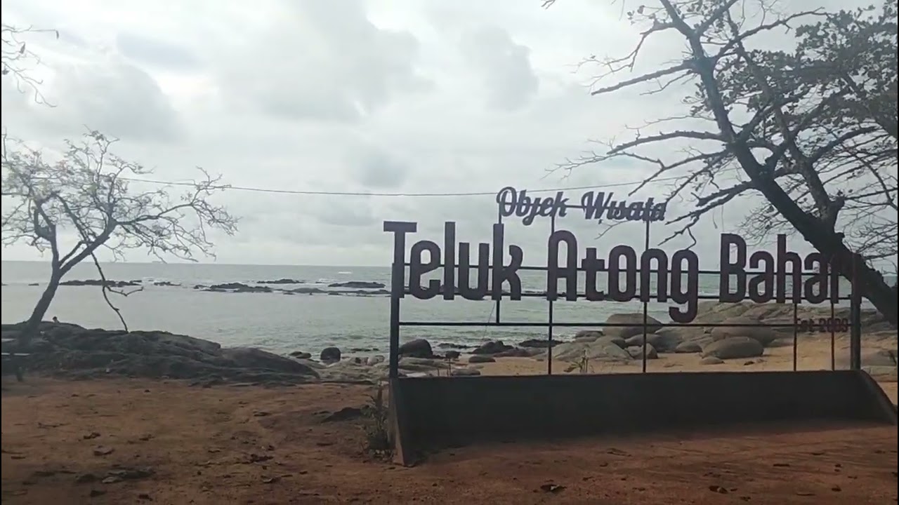 Pantai indah temajuk di perbatasan negara indonesia dan malaysia di Kalimantan barat