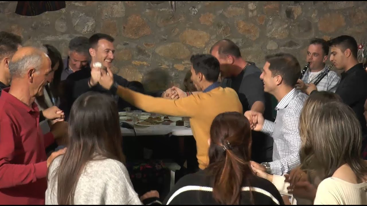 Δύο κλαρίνα βαράνε τη 