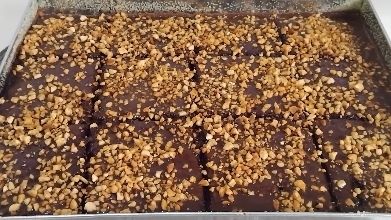 بسبوسة الشكلاط اللذيذة جدا مسقية بصلصة الشكلاط ديال تحمار الوجه