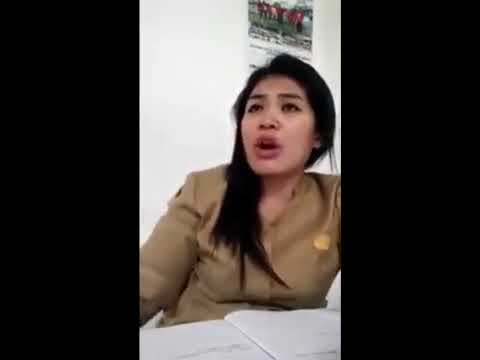 Ibu Guru yang cantik lagi menasehati murid