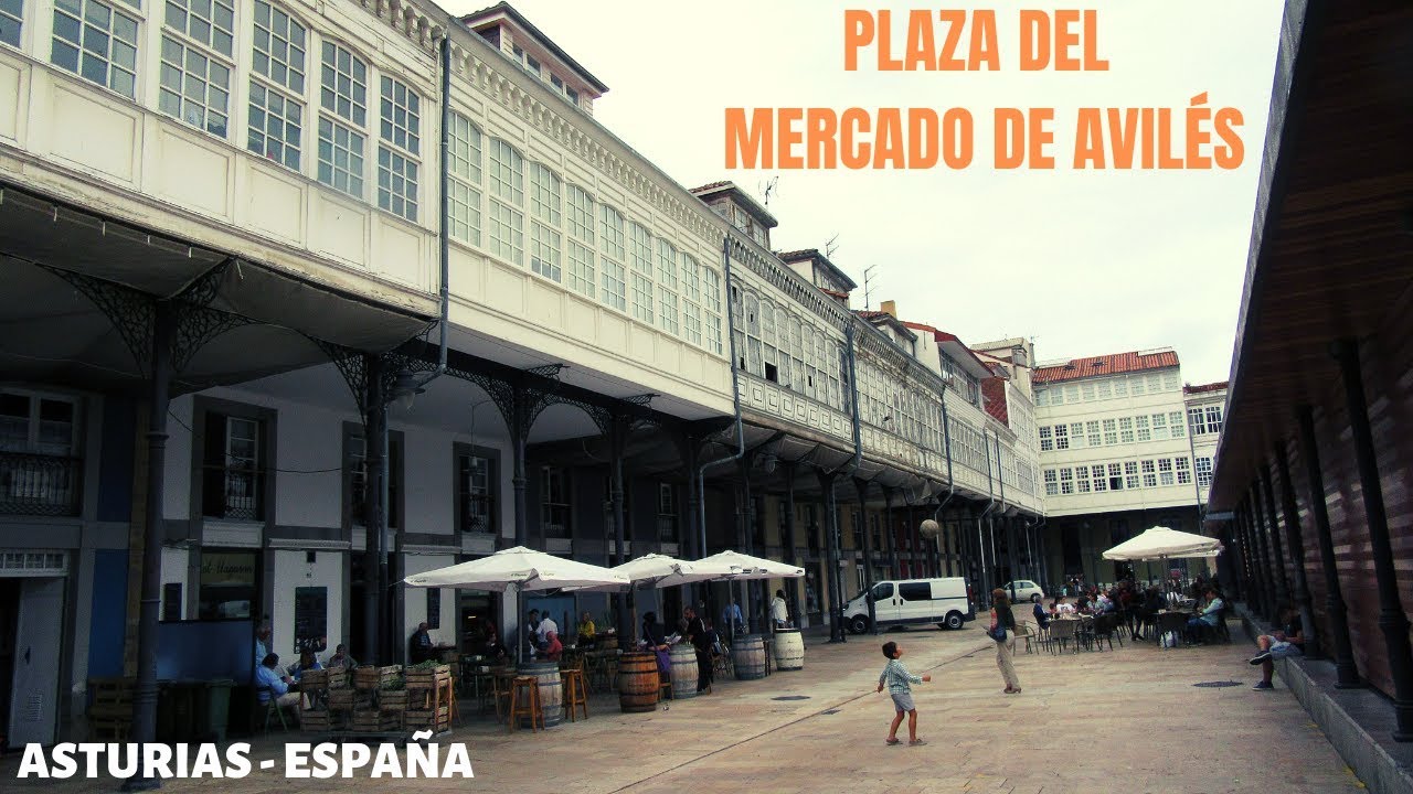Plaza del Mercado de Avilés. Balcones y galerías impresionantes | Asturias. España.