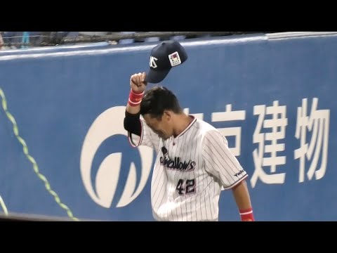 涙を堪えながらも最後まで丁寧なお辞儀をしていく坂口智隆