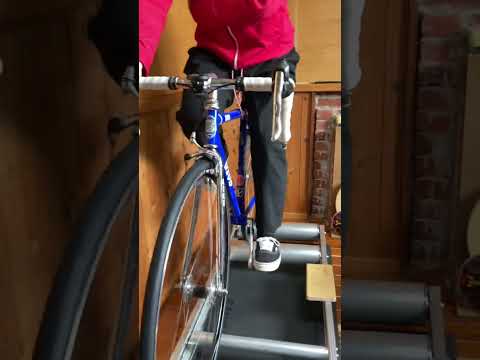 三本ローラー安定練習 反対の脇腹を触ると不安定になります#ピストバイク #固定ギア #三本ローラー