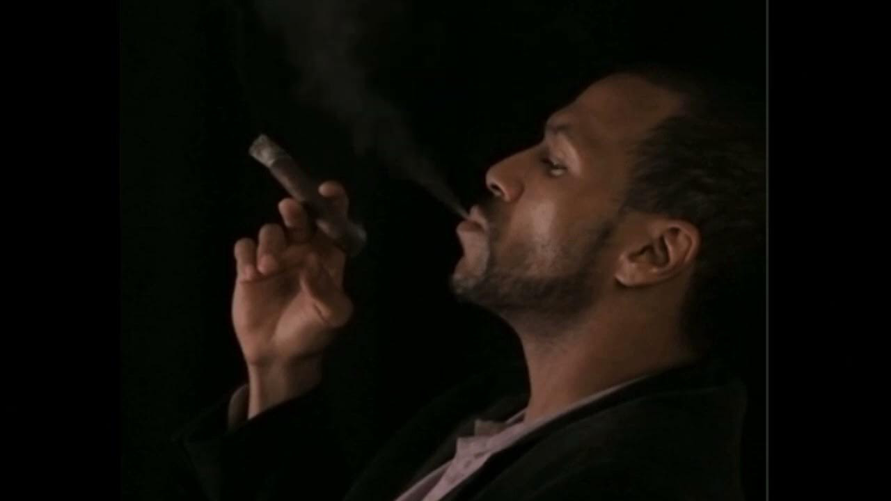 Не потушит боль сигаретный дым дорогой коньяк. Мужик с сигаретой. Гифки курение. Курит сигарету.