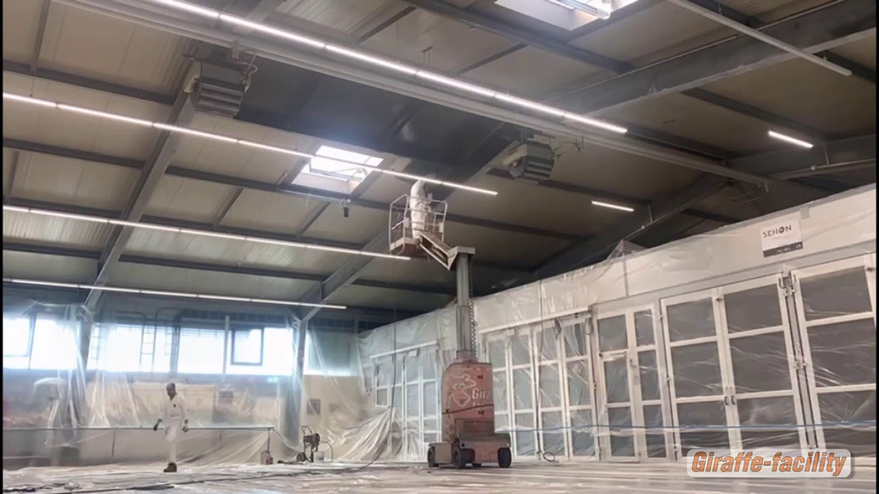 Deckenanstrich, Sprühen der Konstruktionen dunkle, matte Farbe   Reduzierung der Lichtreflexion