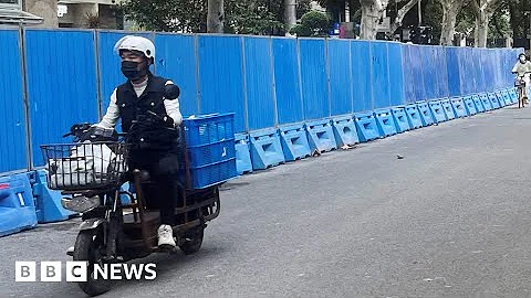 China police install barriers in Shanghai in effort to curb Covid protests - BBC News - DayDayNews