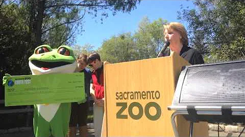 Deborah Dunham Accepts Gorilla Doctors Quarters fo...