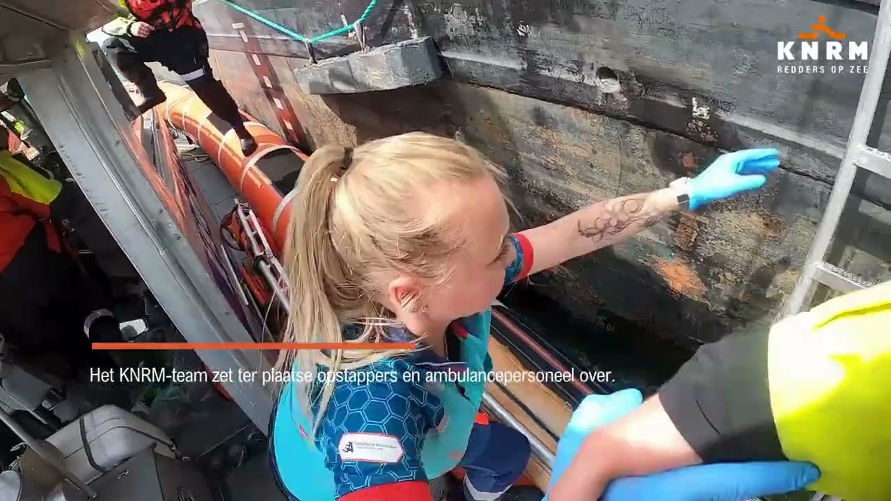 KNRM Marken redt gewond jong kind van binnenvaartschip