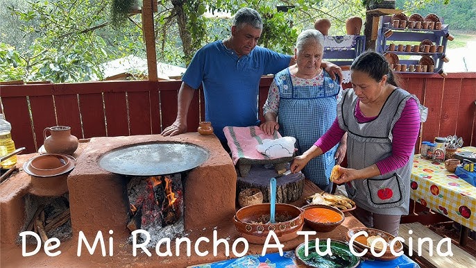 El Cajón Abierto De La Cocina Con Una Bandeja Y Cubiertos Fijó Dentro  Visión Desde Arriba Imagen Foto de archivo - Imagen de fondo, plata:  135680570