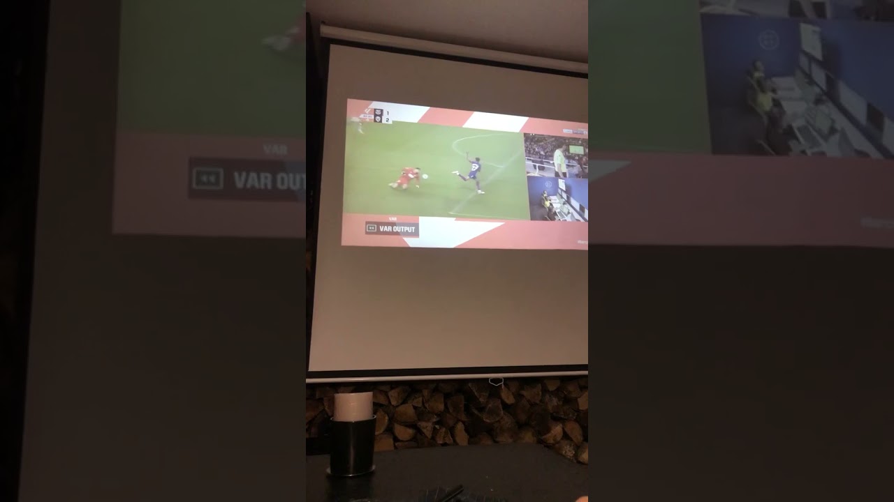 Larbitre n’a pas vu la main