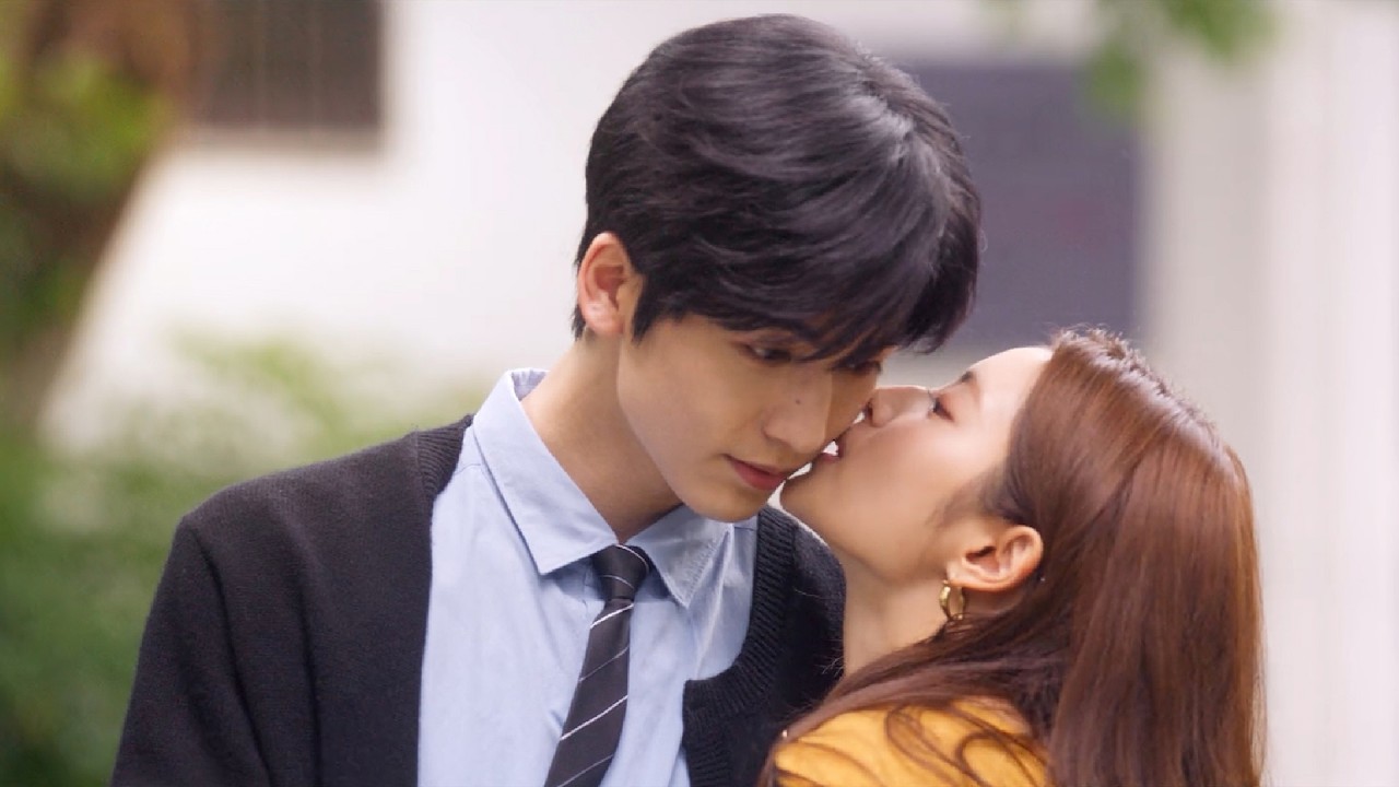 Золушка тайно приготовила цветы для прекрасного доктора, он с радостью попросил поцелуя.