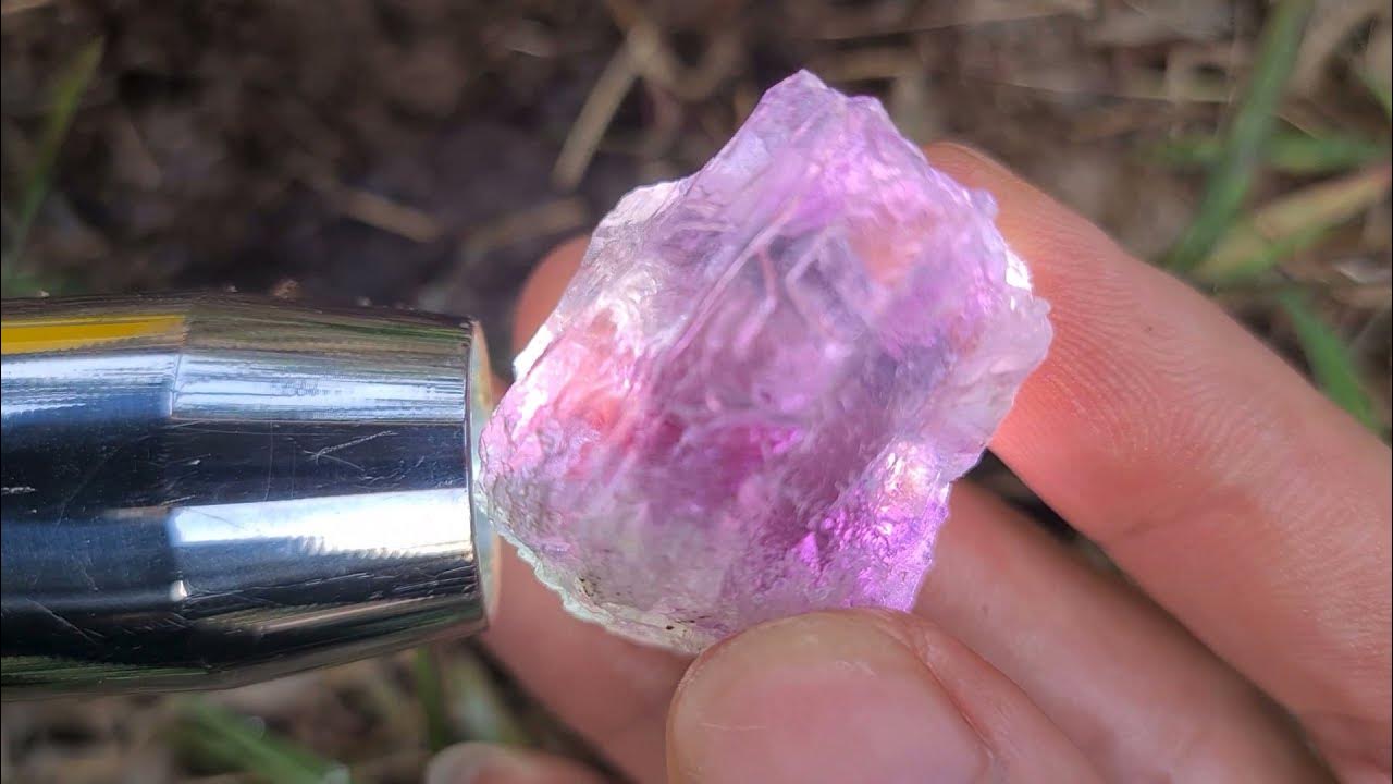 Mining gem crystals, gem hunter found colorful gems under the tree