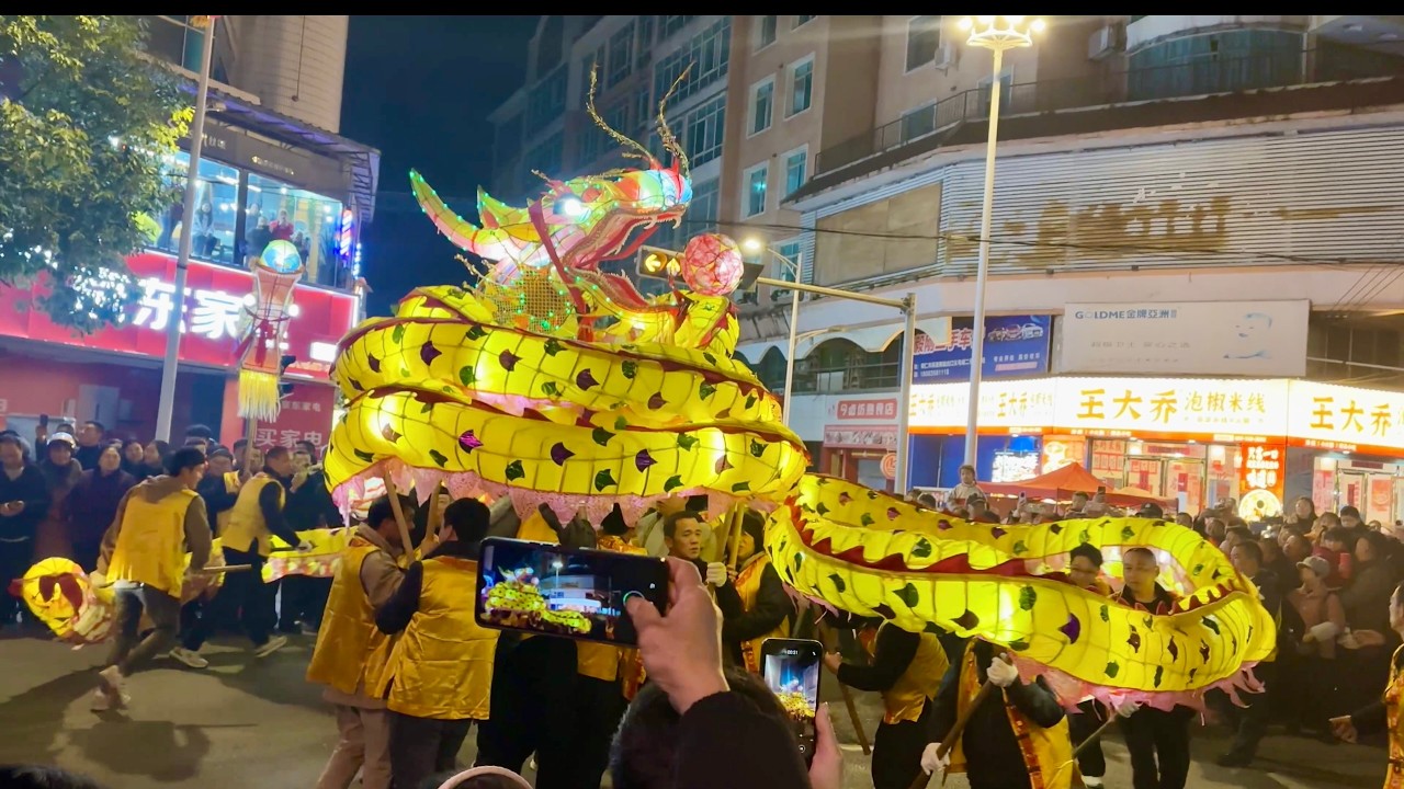 正月十五民間燈會，龍燈、茶燈遊街，街道上人山人海，非常熱鬧