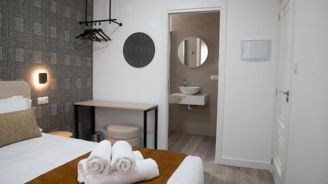 Vivienda Fermina Padron | Padron, Spain | Hotel Review 🏩