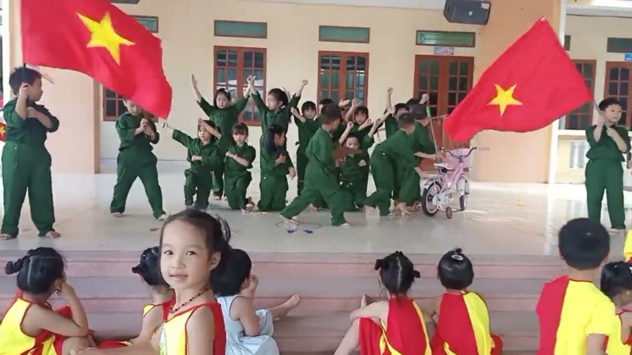 Văn nghệ Trung thu hay: hoạt cảnh Bác đang cùng chúng cháu hành quân. Lớp 5TB 