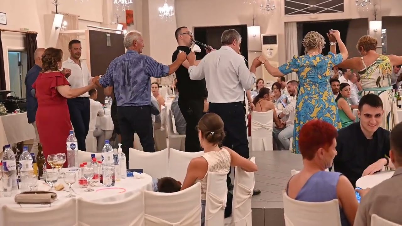 ΓΥΝΑΙΚΑ ΧΟΡΕΥΕΙ ΛΕΒΕΝΤΙΚΑ ΤΗ ΚΑΡΑΓΚΟΥΝΑ