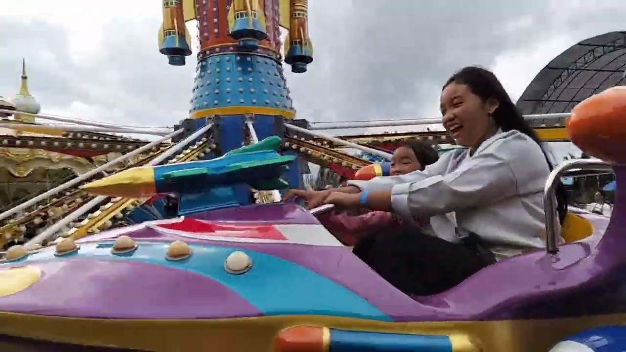 Naik Wahana Di Santera de Laponte