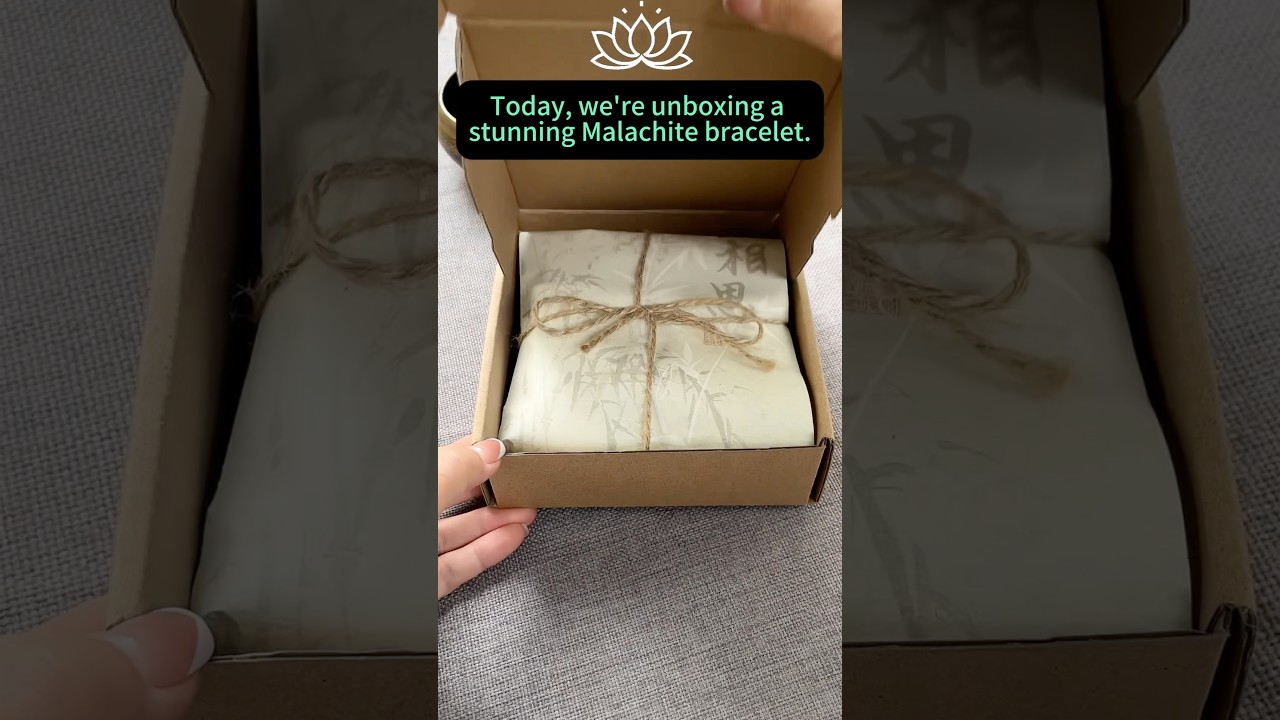 I unboxed a malachite bracelet .its emerald green color is just perfect for wearing in this season!