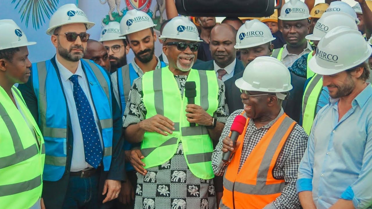 Сенатор Эньиннайя Абарибе вместе с губернатором Отти дали старт открытию отеля Enyimmba City Hote...