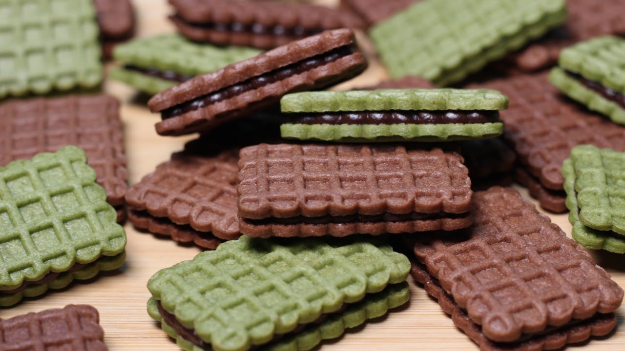 사랑하는 사람에게 선물하세요. 완벽한 맛과 모양으로 쇼트브레드 쿠키를 요리하세요.