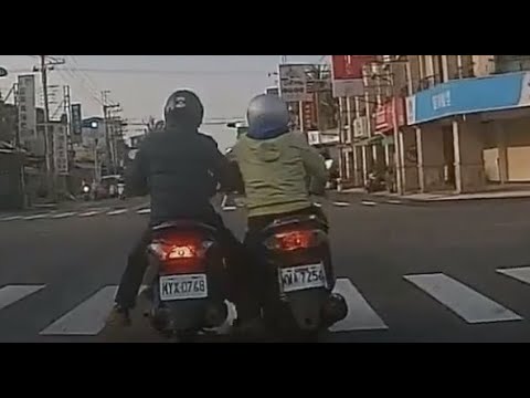 【車禍影片】 綠燈起步擦撞後邊吵邊騎（2023.02.22 台南市安南區安和路二段與怡安路一段路口
