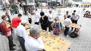 新橋のSL広場に響く駒音　大盤将棋大会