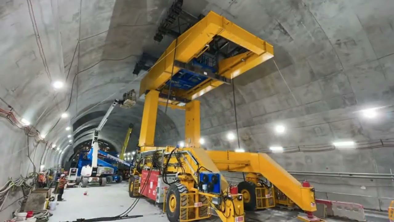 Roma Street station mezzanine segment install - CPB Contractors