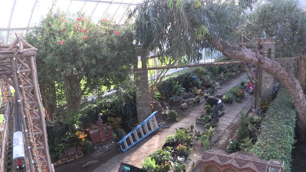 garden spider Setting Up the Holiday Train Show (in two minutes)