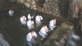 積雪の高野山で寒中水行 気温・水温ともに0度