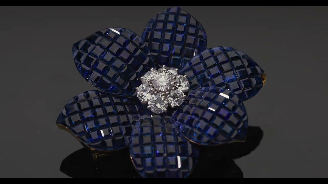 【限定非売品】Gem de Van Cleef & Arpels （ヴァンクリ） A RARE & COLLECTIBLE MYSTERY-SET SAPPHIRE FLOWER BROOCH, BY VAN