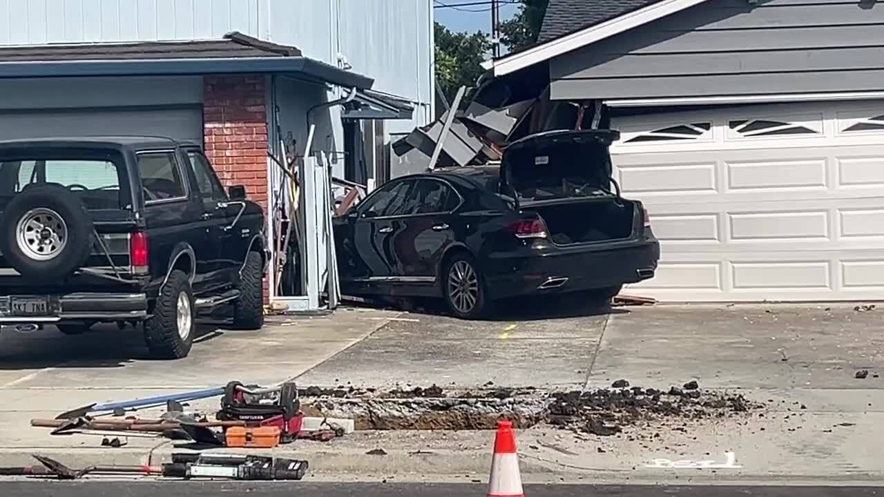 Car slams into 2 San Jose houses, driver flees scene - YouTube