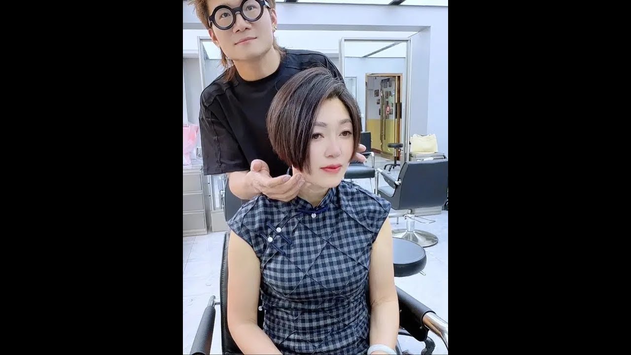 Today, I choose a simple hairstyle to graduate 