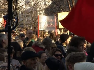 Raw: Iceland Protests After Panama Leaks