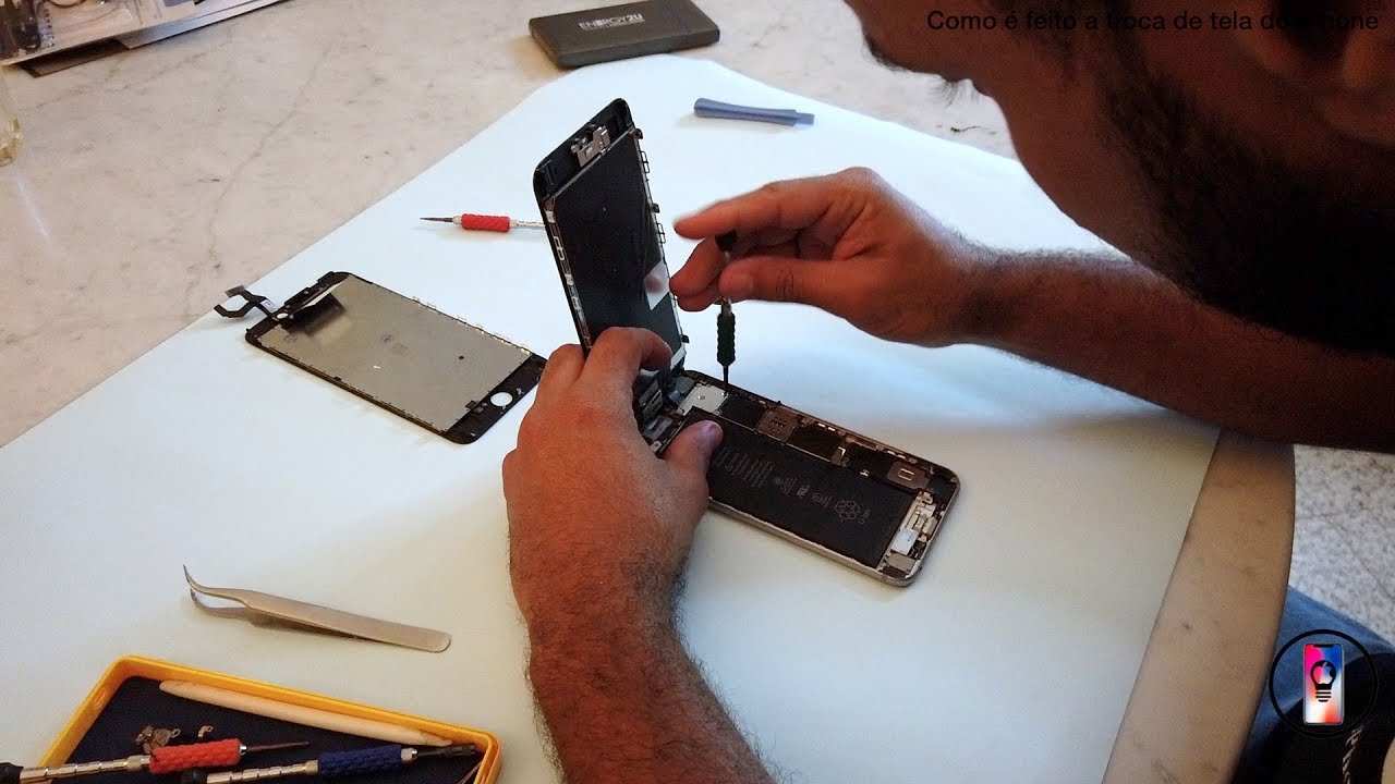 Como é feito a troca de tela do iPhone - YouTube