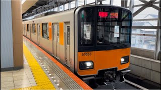 東武50050系51053編成が北千住駅4番線を発車するシーン（54T）2022.11.30