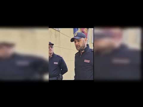 Video Tenta il suicidio con un coltello, salvato dalla Polizia: due agenti feriti