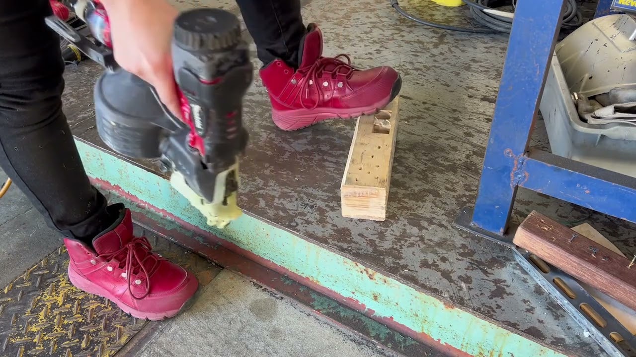 マキタ makita 50mm 高圧 エア釘打機 AN531H - YouTube