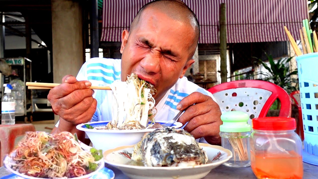 Bún nước lèo đầu cá lóc 20k lề đường bà này bán thiệt rẻ