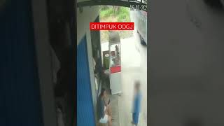 Dipukul Orang Gila ODGJ saat duduk di depan ruko Shorts